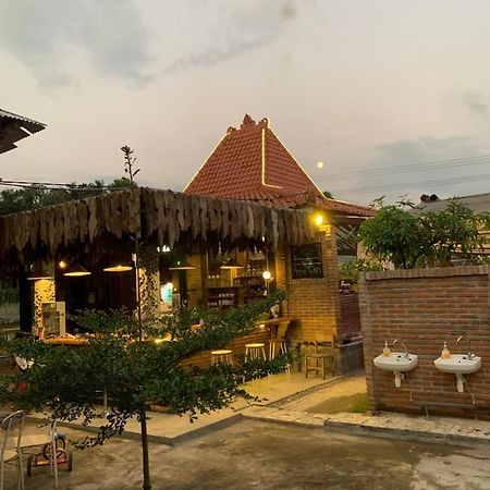 Blitar Djoglo Djatimalang Guesthouse מראה חיצוני תמונה